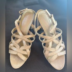 NATURALIZER Slingback, platform Ladies dress Shoes.  Neutral color. Size 8.5